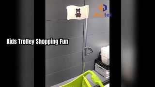 超市で買い物をする半プラスチック式子供用車